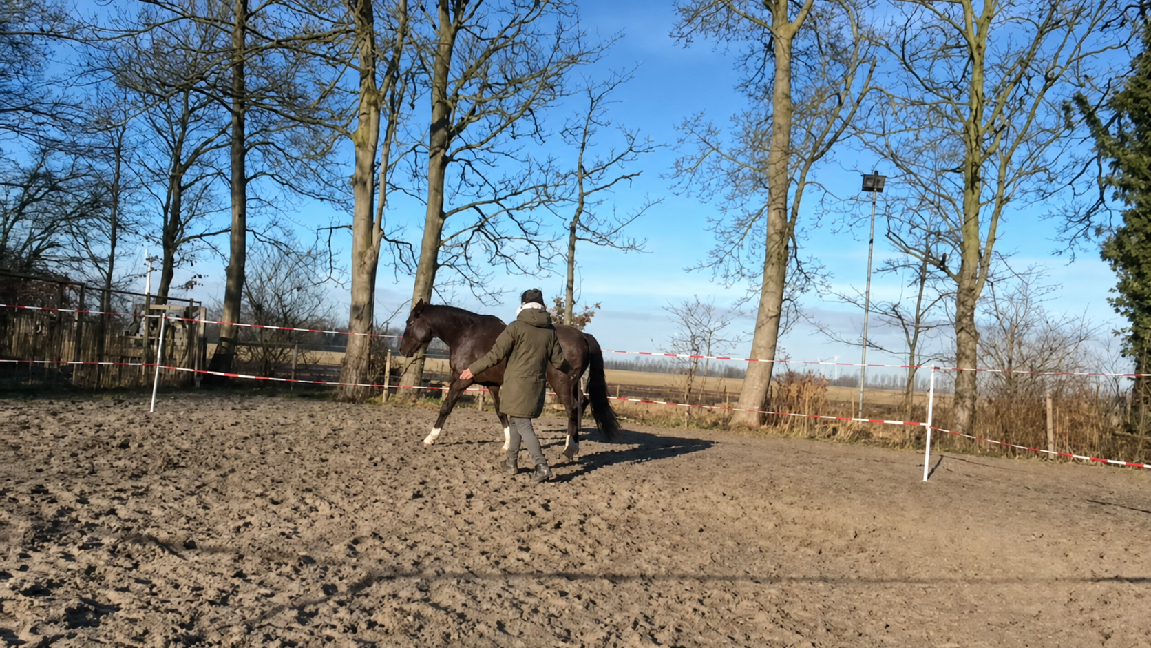 Anoeska communiceert met Lio tijdens het loswerken
