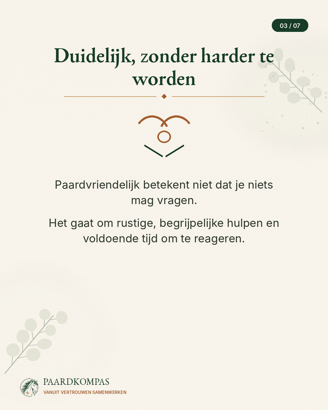 Duidelijk, zonder harder te worden. Rustige, begrijpelijke hulpen en voldoende tijd om te reageren.